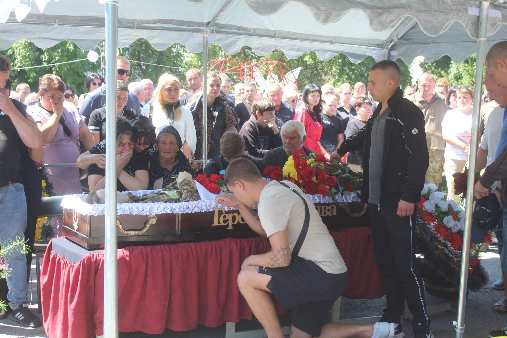 Новини Козятина - фото з Щоб провести свого командира в останню дорогу, воїни з’їхались з усіх фронтів