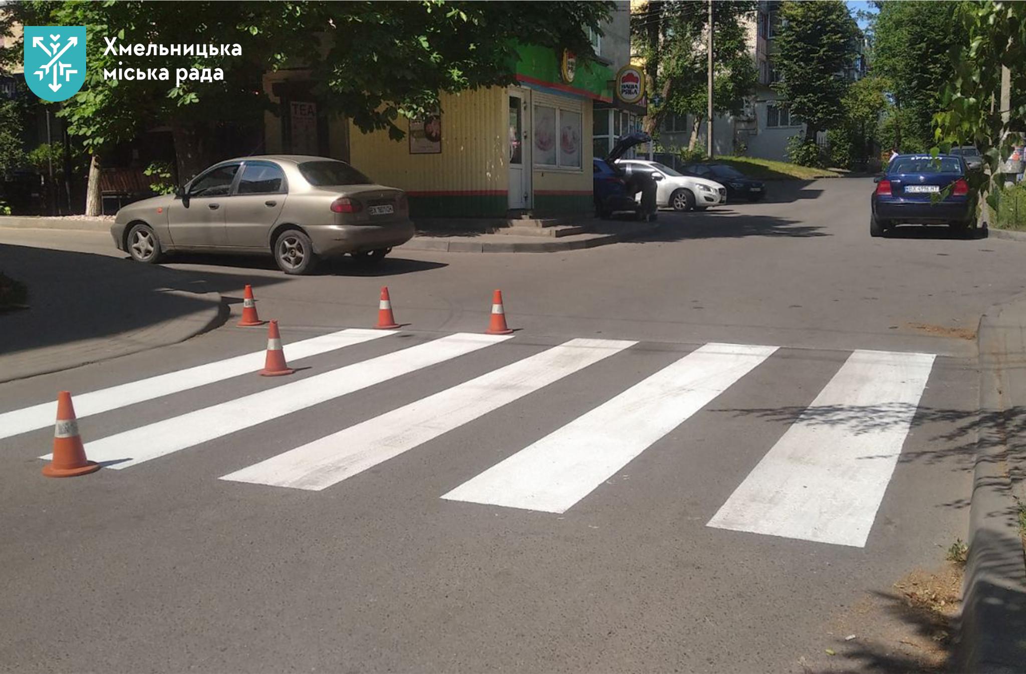 Новини Хмельницького - фото з У Хмельницькому комунальники оновили дорожню розмітку (ФОТО)