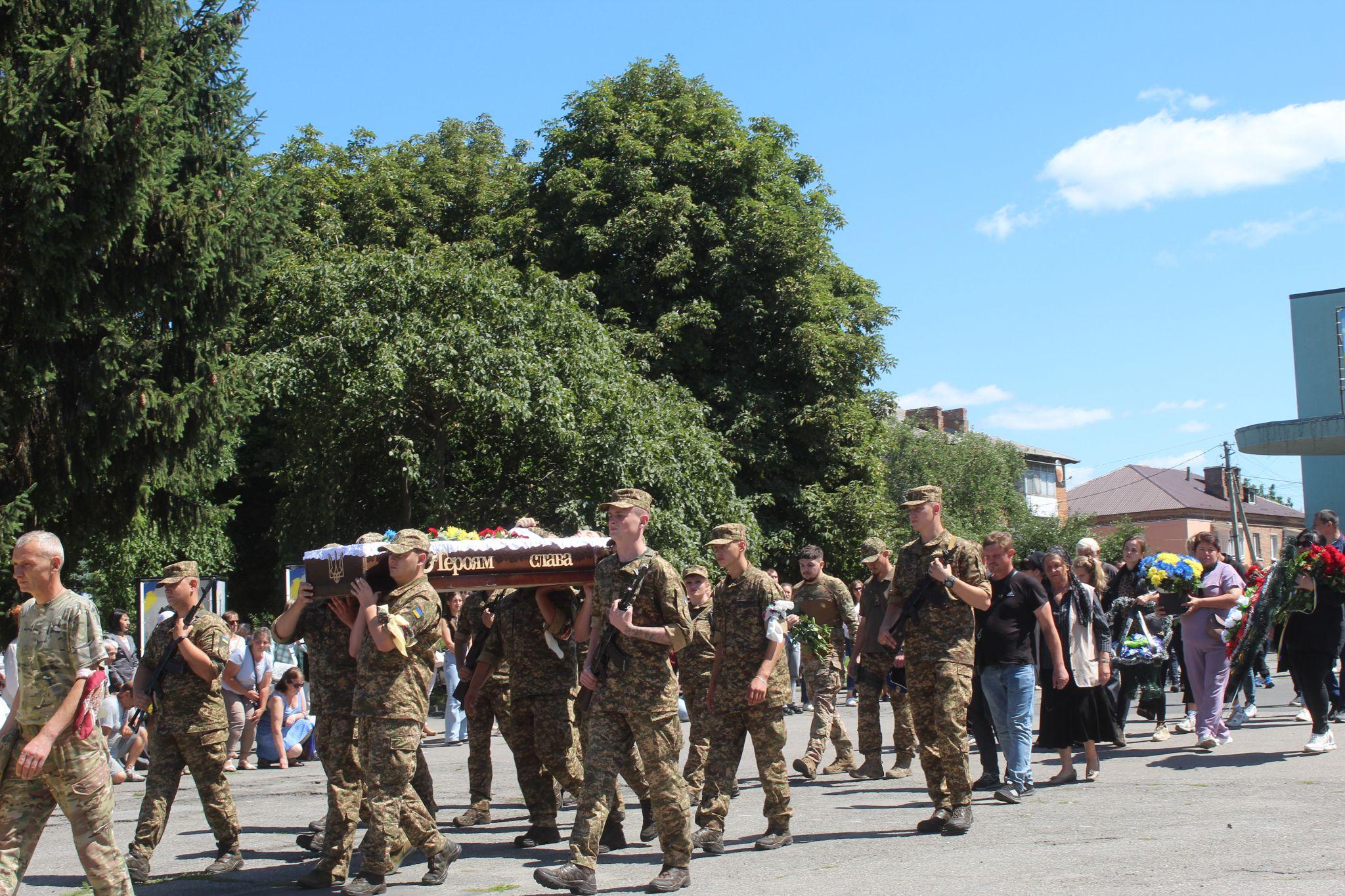 Новини Козятина - фото з Щоб провести свого командира в останню дорогу, воїни з’їхались з усіх фронтів