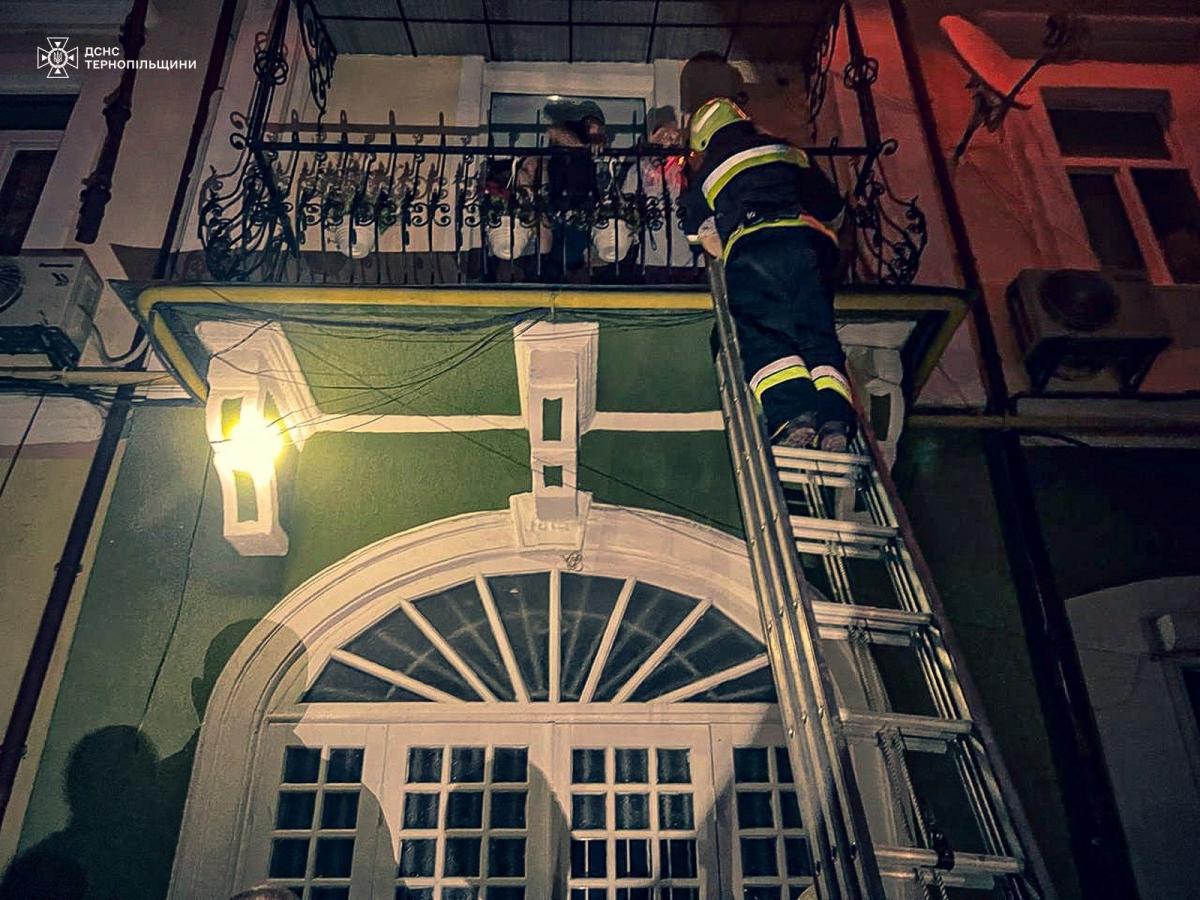 Новини Тернополя - фото з Все вигоріло, нічого не залишилось… У Заліщиках пожежа залишила без житла кілька родин