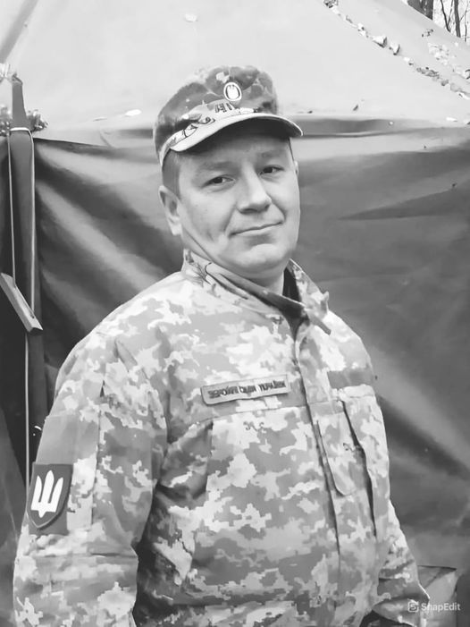 Можливо, це чорно-біле зображення 1 особа та текст