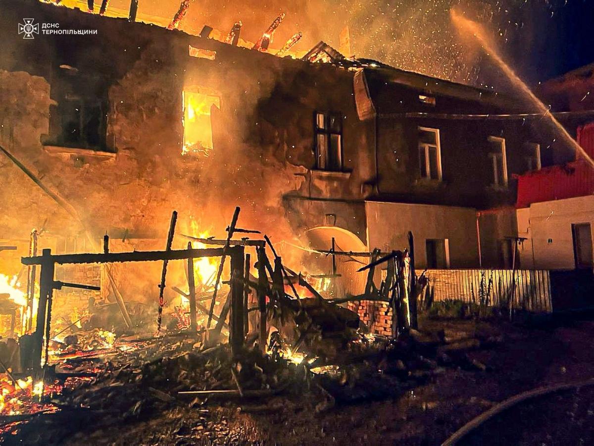 Новини Тернополя - фото з Все вигоріло, нічого не залишилось… У Заліщиках пожежа залишила без житла кілька родин