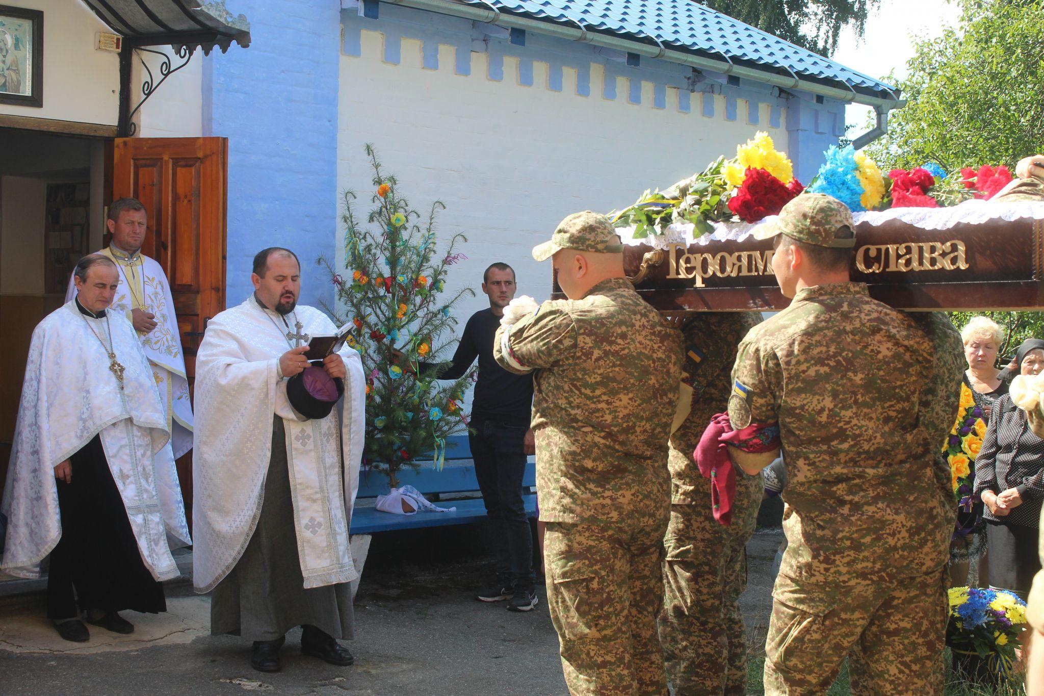 Новини Козятина - фото з Щоб провести свого командира в останню дорогу, воїни з’їхались з усіх фронтів