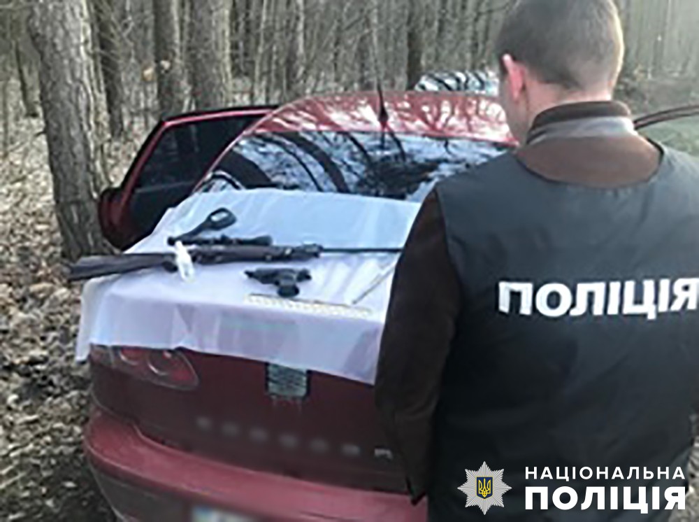 переробляв та продавав зброю: на житомирщині поліція завершила розслідування діянь 38-річного «майстра»