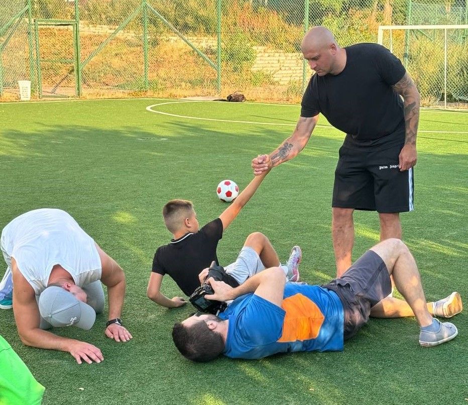 Новини Вінниці - фото з «Він мій кумир»: вінничанин знявся у кліпі з відомим футболістом «Шахтаря» і збірної країни