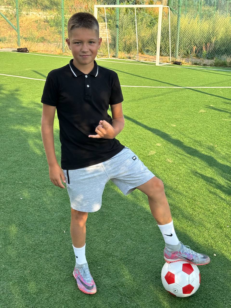 Новини Вінниці - фото з «Він мій кумир»: вінничанин знявся у кліпі з відомим футболістом «Шахтаря» і збірної країни