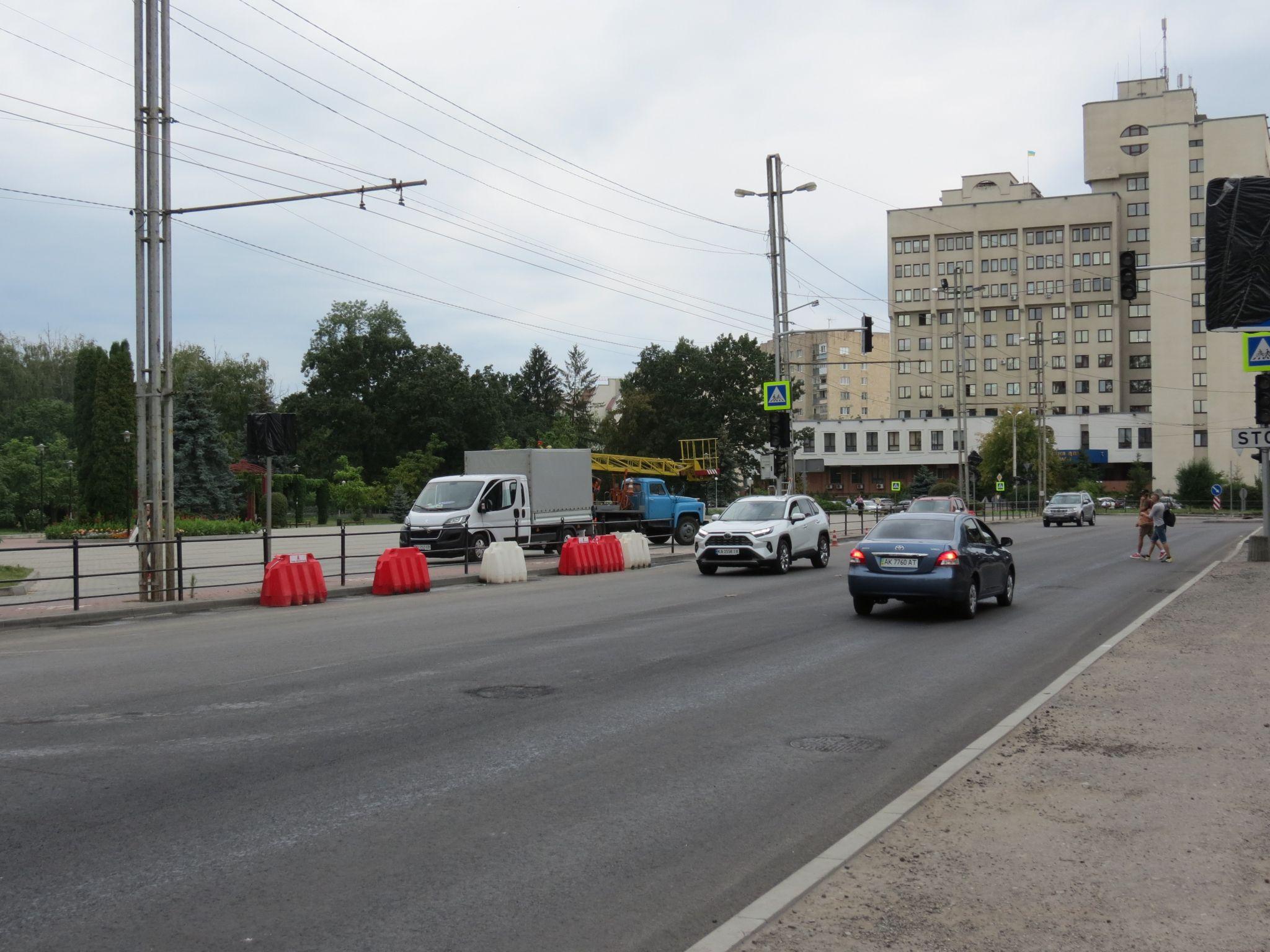 Новини Тернополя - фото з На Грушевського відновили проїзд та кладуть нову бруківку на тротуарі: який вигляд має вулиця