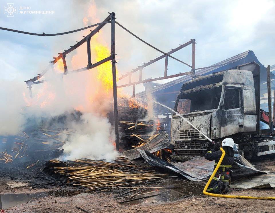 Новини Житомира - фото з У Коростенському районі сталося дві пожежі піднавісів для зберігання дерев’яних матеріалів