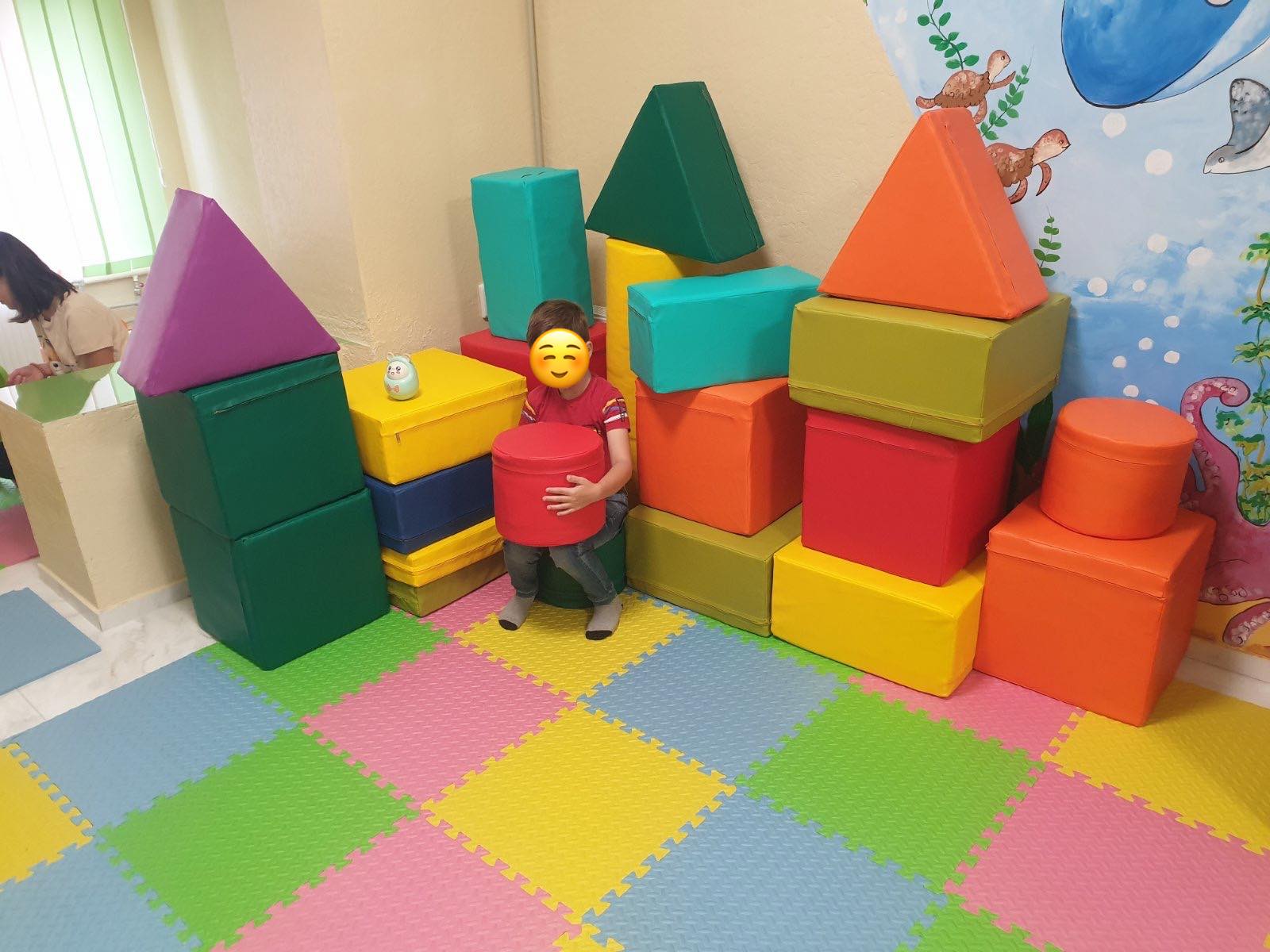 Новини Тернополя - фото з У Лановецькій лікарні відкрили ігрову кімнату для найменших пацієнтів На зображенні може бути: 1 особа, дитина та дитяча іграшка