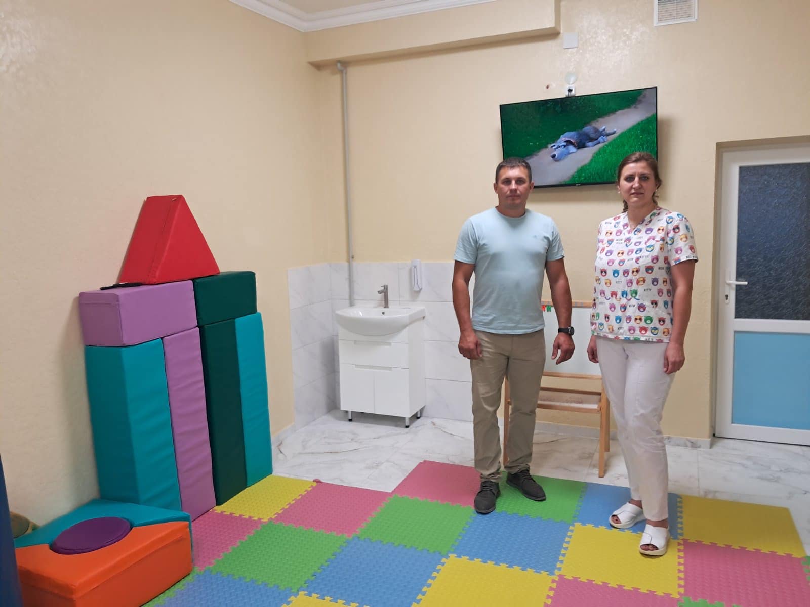 Новини Тернополя - фото з У Лановецькій лікарні відкрили ігрову кімнату для найменших пацієнтів На зображенні може бути: 2 людини та іграшка