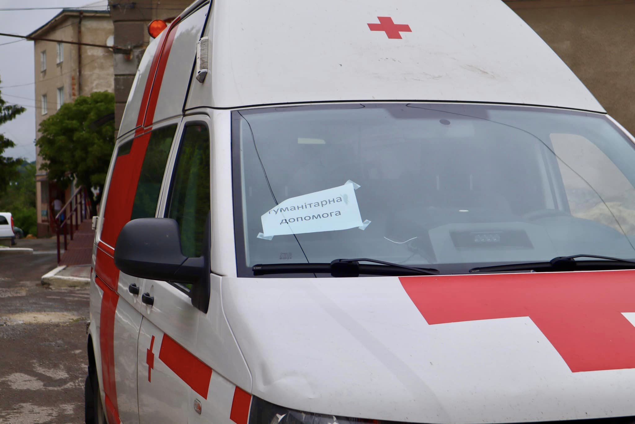 Новини Тернополя - фото з Збаразька лікарня отримала нову карету швидкої допомоги від благодійників з Чехії На зображенні може бути: швидка допомога, лікарня та текст