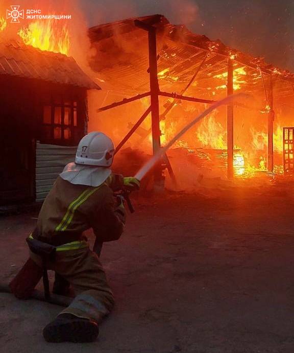 Новини Житомира - фото з У Коростенському районі сталося дві пожежі піднавісів для зберігання дерев’яних матеріалів