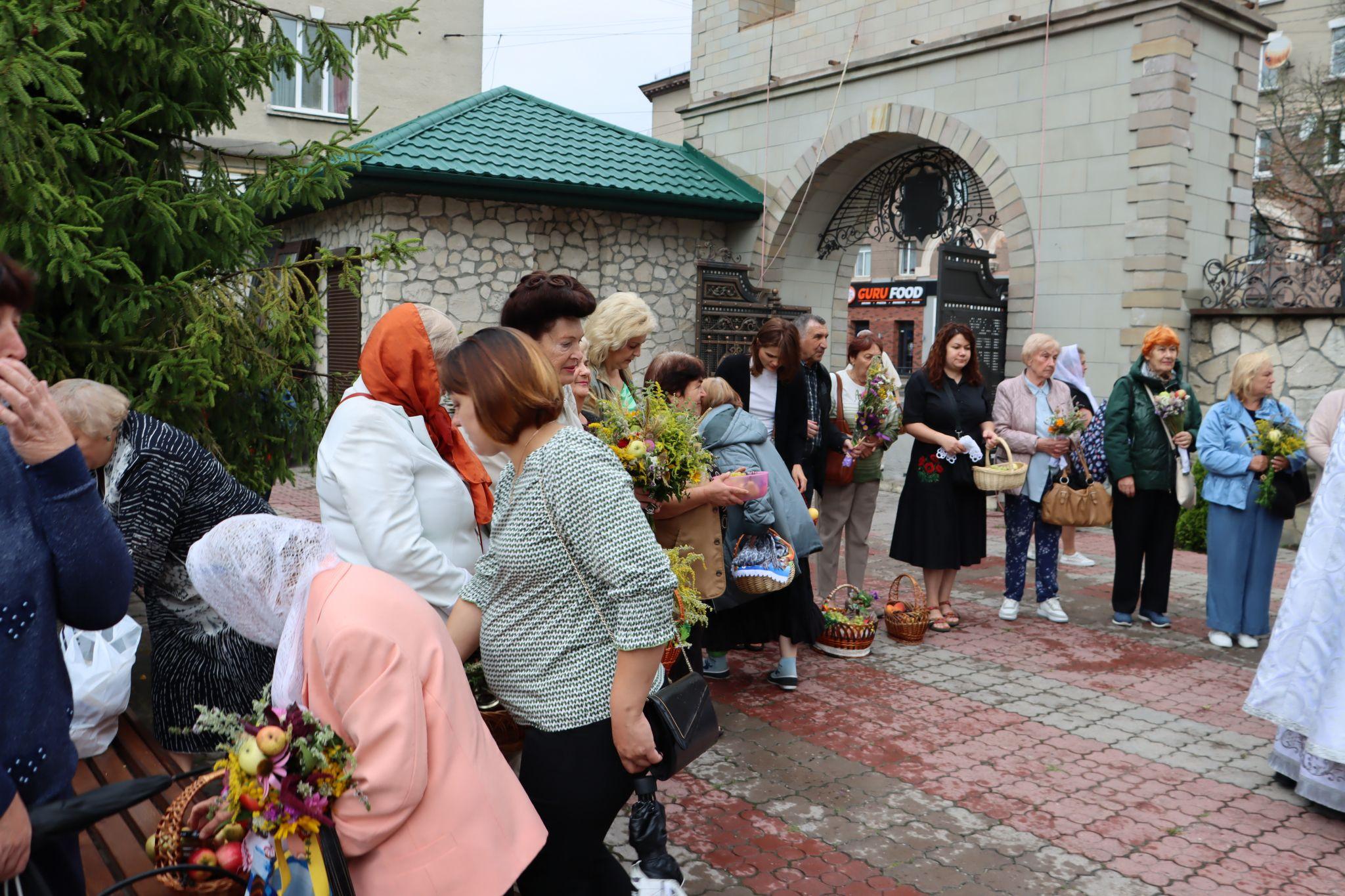 Новини Тернополя - фото з Як тернополяни освячували кошики на Спаса: репортаж з місцевих храмів