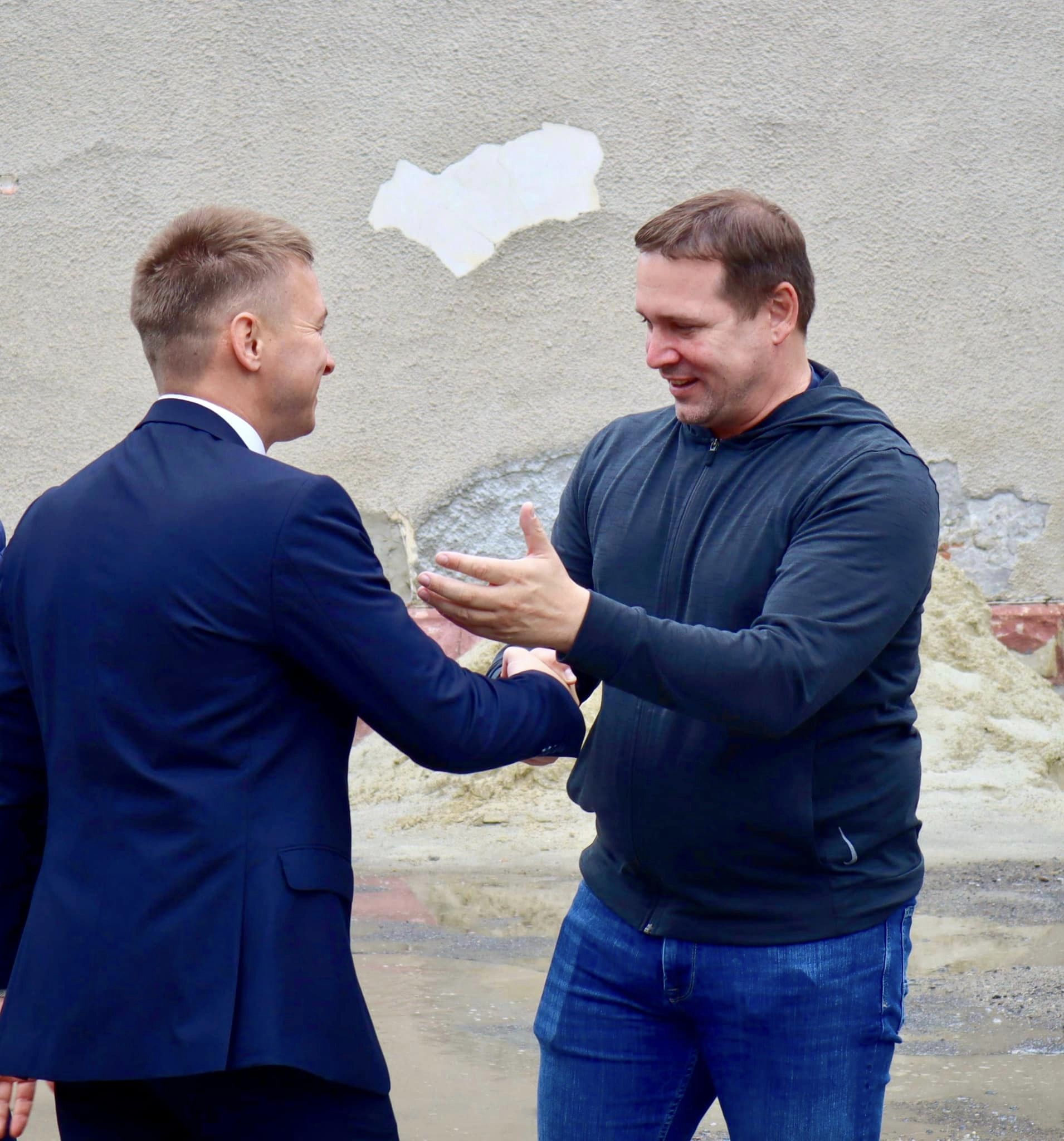 Новини Тернополя - фото з Збаразька лікарня отримала нову карету швидкої допомоги від благодійників з Чехії На зображенні може бути: 2 людини та борода