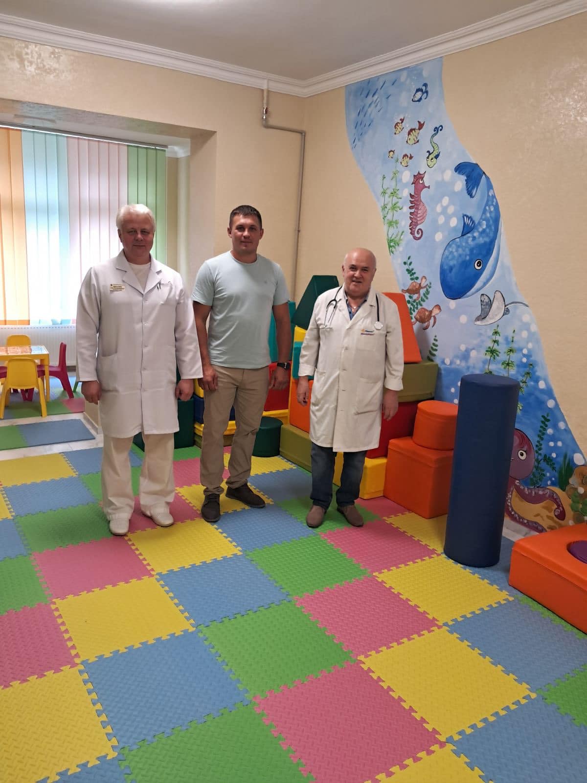 Новини Тернополя - фото з У Лановецькій лікарні відкрили ігрову кімнату для найменших пацієнтів На зображенні може бути: 3 людини, лікарня та текст