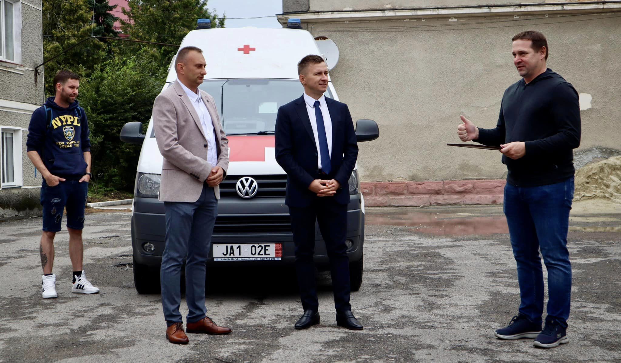 Новини Тернополя - фото з Збаразька лікарня отримала нову карету швидкої допомоги від благодійників з Чехії На зображенні може бути: 4 людини та текст