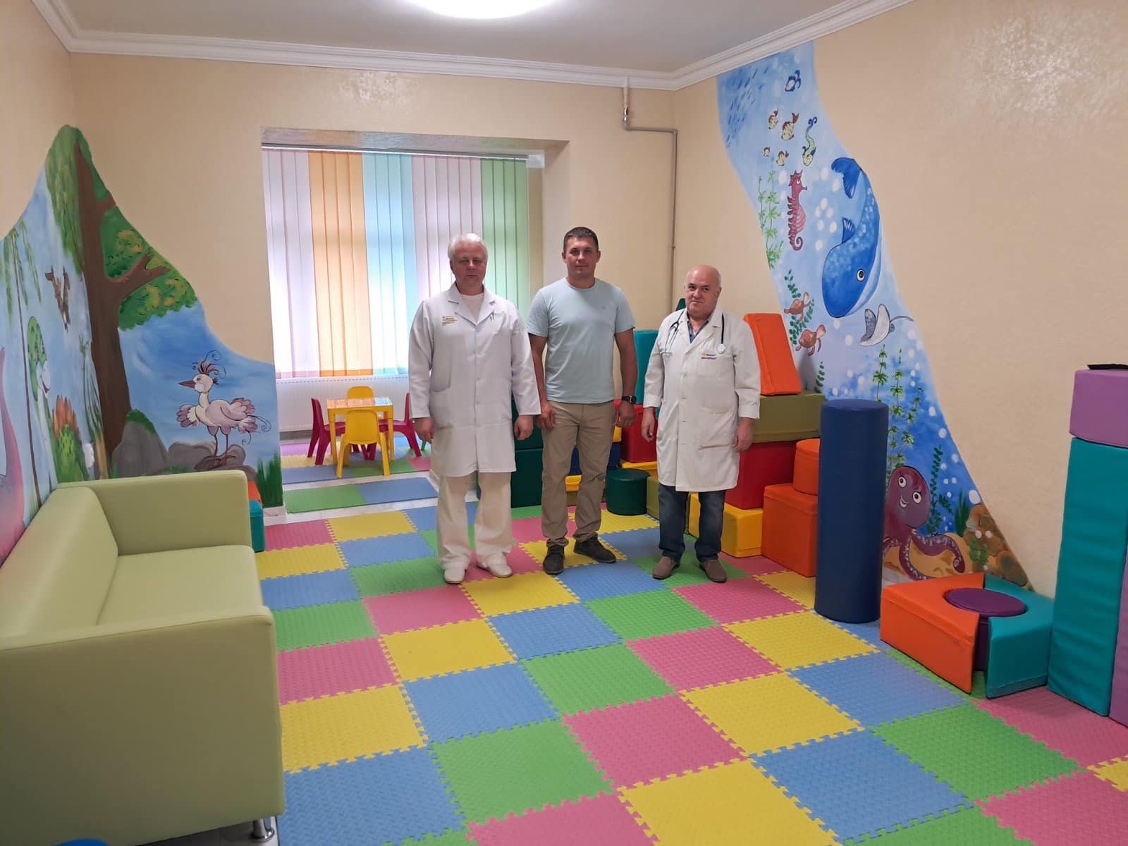 Новини Тернополя - фото з У Лановецькій лікарні відкрили ігрову кімнату для найменших пацієнтів На зображенні може бути: 3 людини, іграшка та лікарня