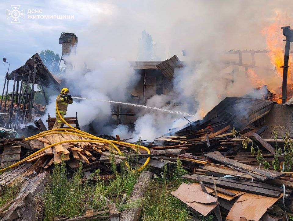 Новини Житомира - фото з У Коростенському районі сталося дві пожежі піднавісів для зберігання дерев’яних матеріалів