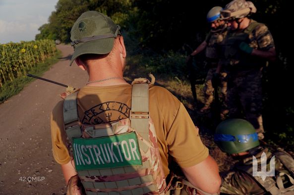 Новини Тернополя - фото з Як тренуються воїни 42 окремої механізованої бригади, показали в ТЦК На зображенні може бути: 3 людини та текст