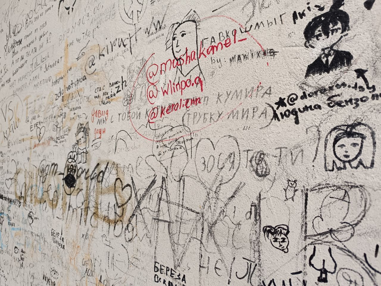 Новини Тернополя - фото з На стінах тисячі написів та малюнків: який вигляд має один з дворів у центрі Тернополя