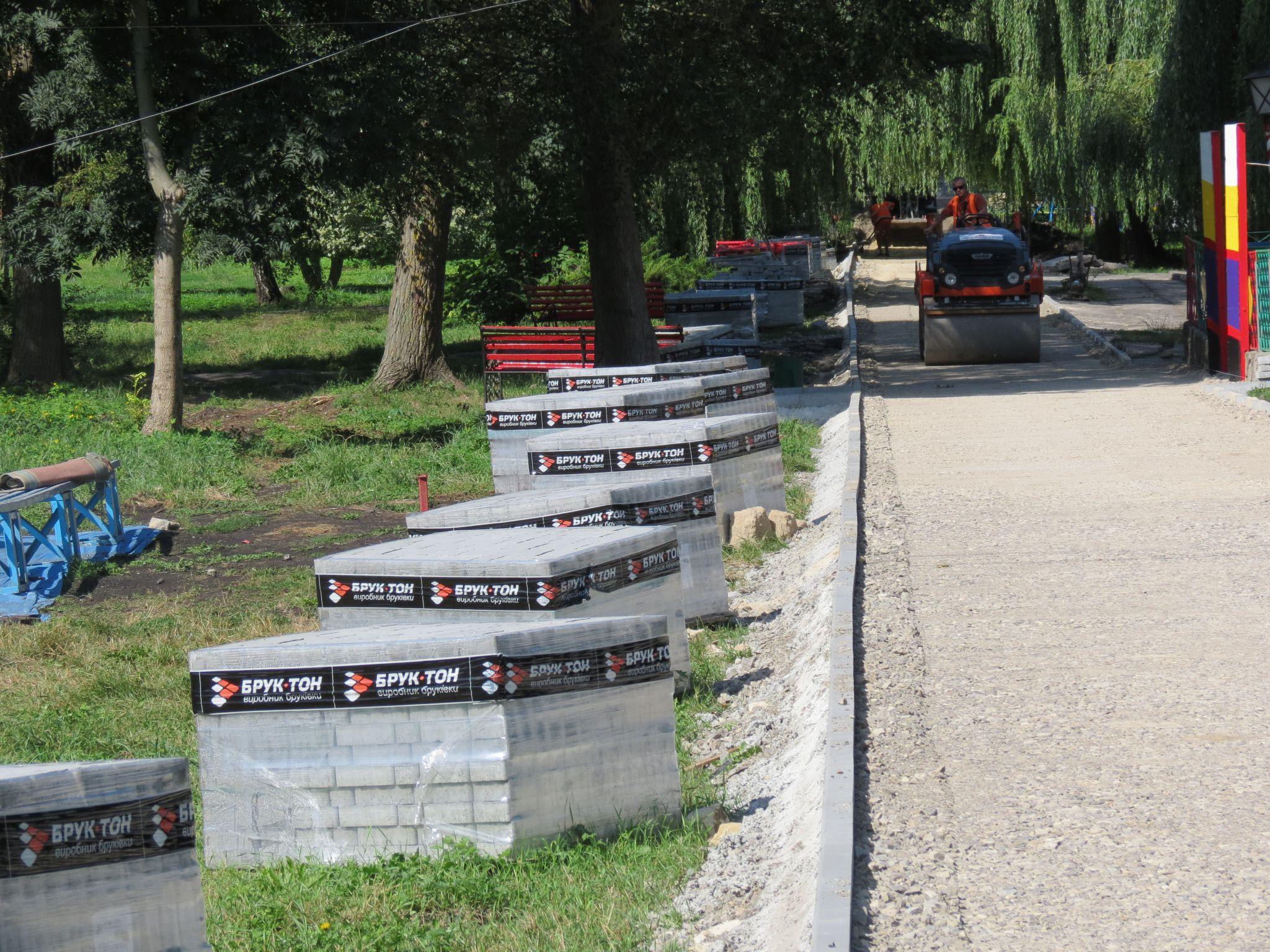 Новини Тернополя - фото з У парку Сопільче облаштовують новий тротуар біля атракціонів