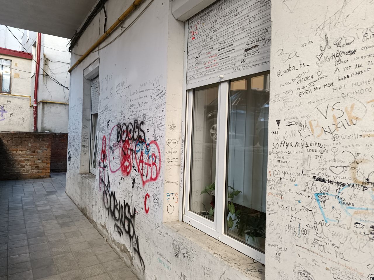Новини Тернополя - фото з На стінах тисячі написів та малюнків: який вигляд має один з дворів у центрі Тернополя