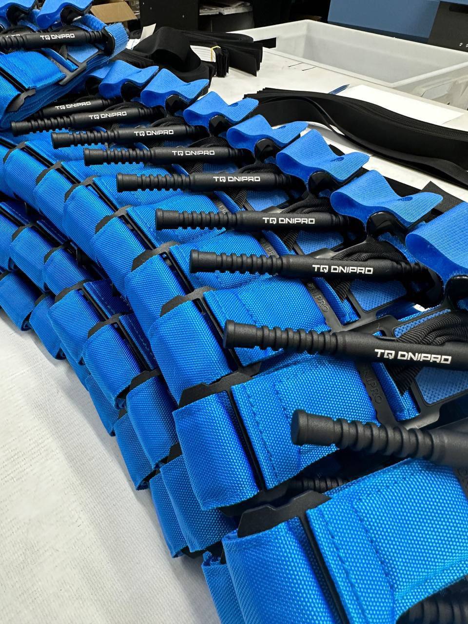Новини Хмельницького - фото з Виробник кровоспинних турнікетів «Дніпро» представив тренувальні турнікети синього кольору