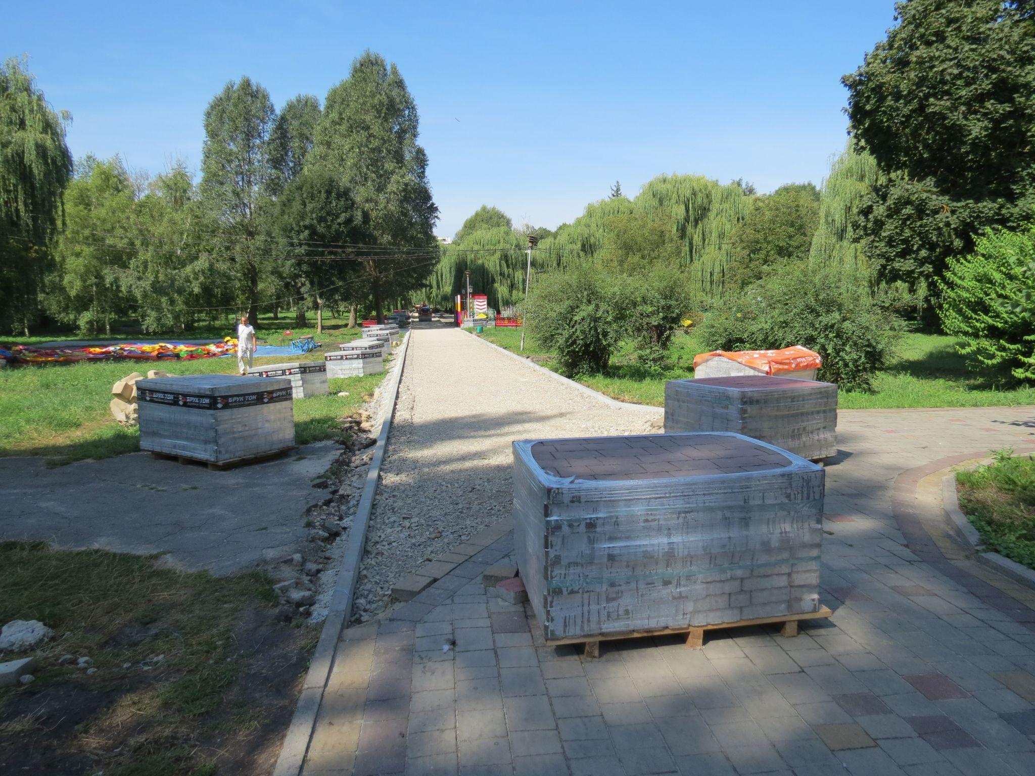 Новини Тернополя - фото з У парку Сопільче облаштовують новий тротуар біля атракціонів