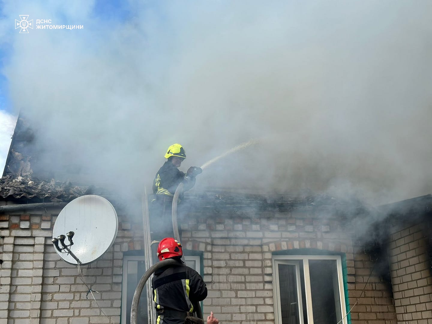 Новини Житомира - фото з У Білилівці Бердичівського району бійці ДСНС врятували будинок від знищення вогнем