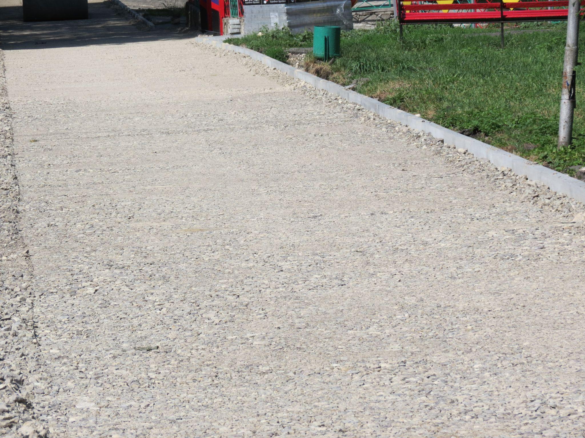 Новини Тернополя - фото з У парку Сопільче облаштовують новий тротуар біля атракціонів