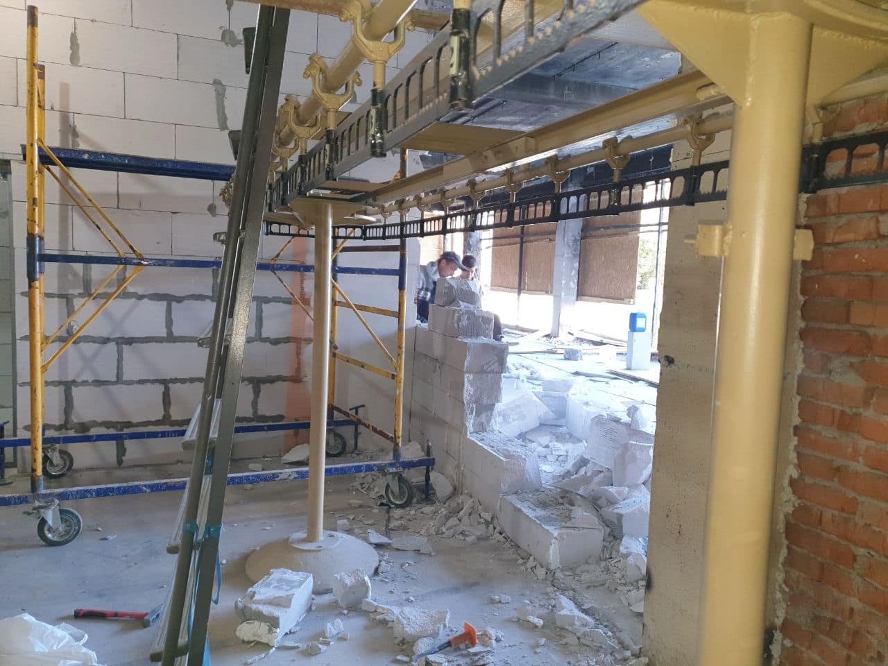 Новини Вінниці - фото з «Ми тут і зараз працюємо»: про хімчистку зі зруйнованого ракетами Будинку побуту