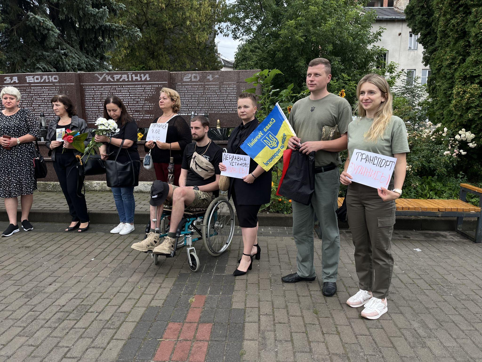 Новини Тернополя - фото з Зупинись, згадай і вшануй: у Тернополі провели «Хвилину пам’яті» за загиблими
