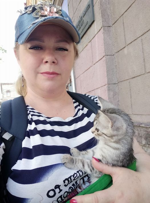 Новини Тернополя - фото з У День котів жителі Тернопільщини поширюють фото своїх улюбленців На зображенні може бути: 1 особа та кішка