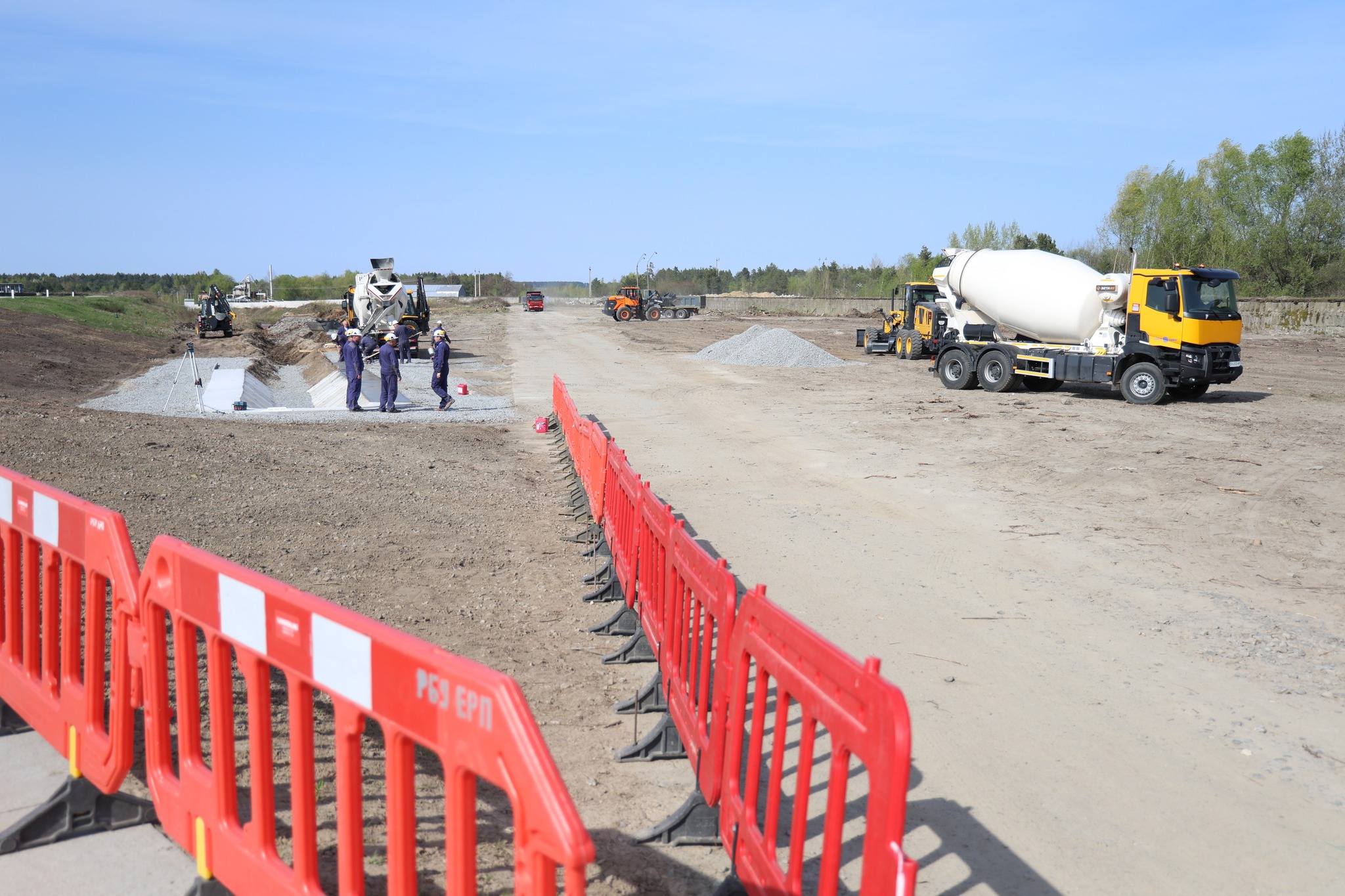 На зображенні може бути: 4 людини та текст