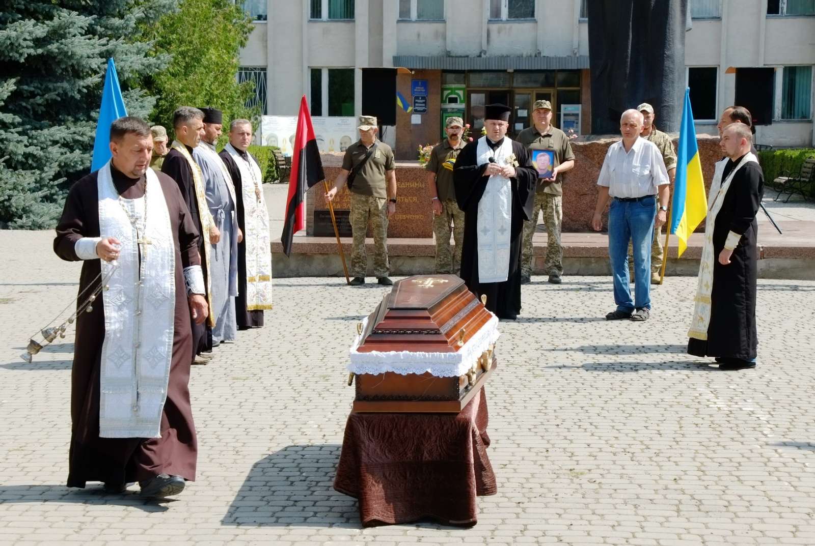 Новини Тернополя - фото з Шумськ навколішки зустрів загиблого Героя Петра Петрука На зображенні може бути: 9 людей