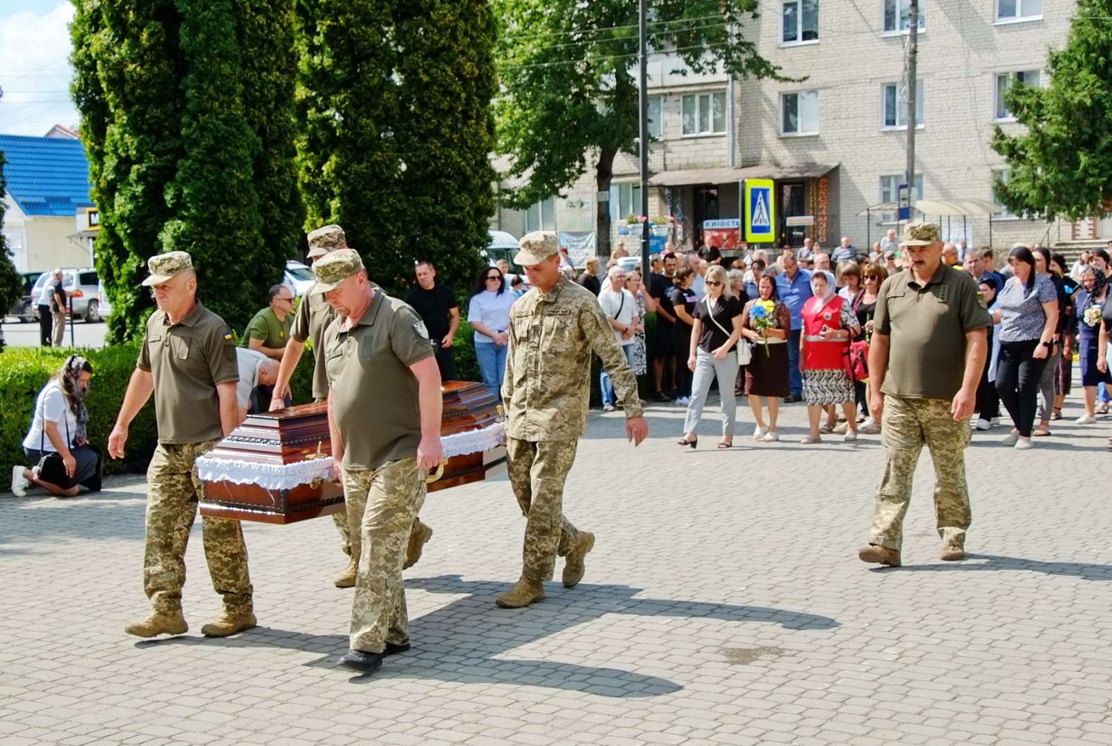 Новини Тернополя - фото з Шумськ навколішки зустрів загиблого Героя Петра Петрука На зображенні може бути: 11 людей та текст