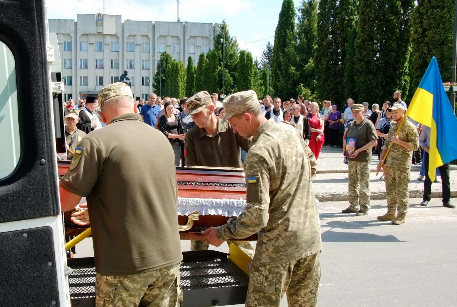 Новини Тернополя - фото з Шумськ навколішки зустрів загиблого Героя Петра Петрука На зображенні може бути: 2 людини та текст