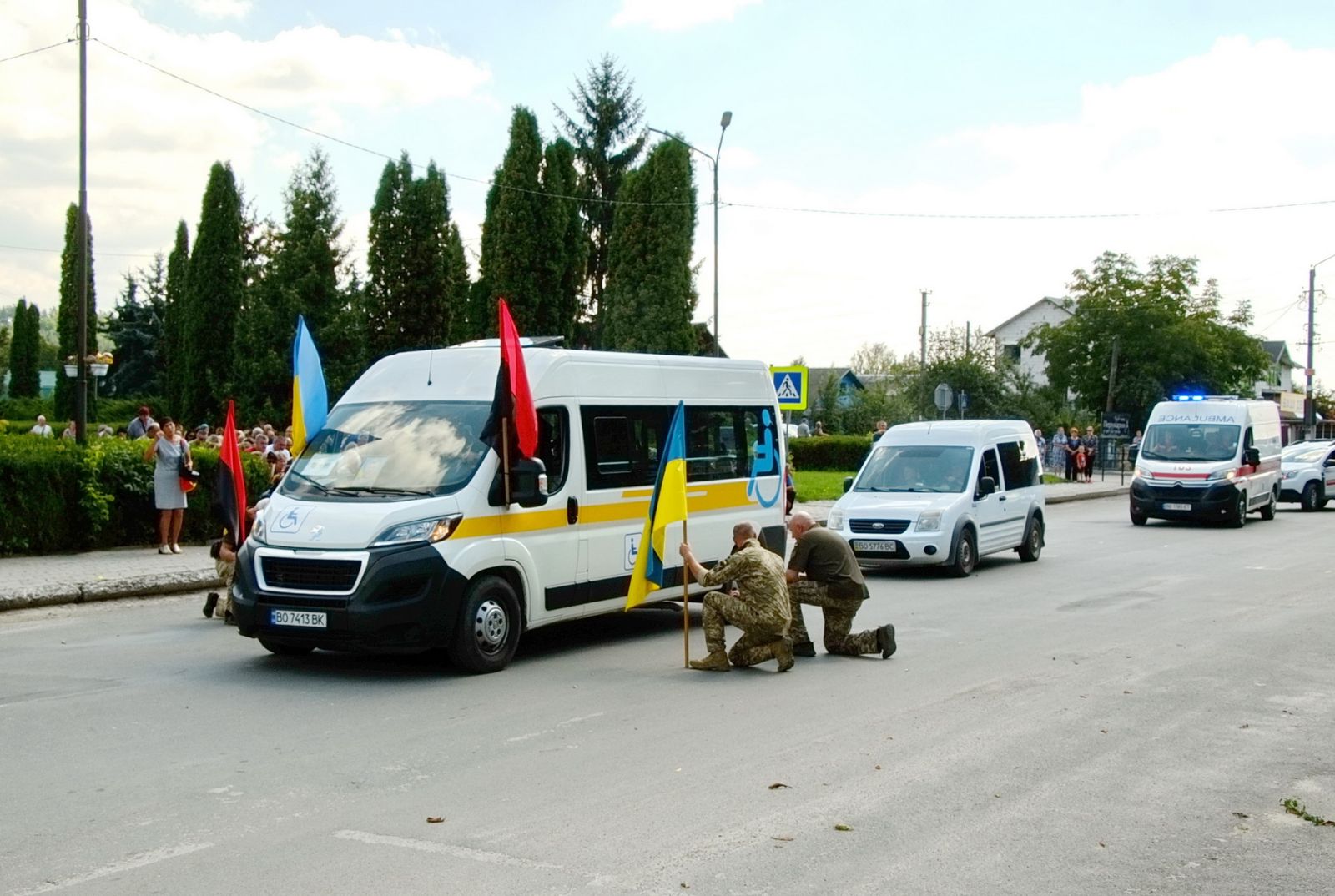 Новини Тернополя - фото з Шумськ навколішки зустрів загиблого Героя Петра Петрука На зображенні може бути: 7 людей, швидка допомога та текст