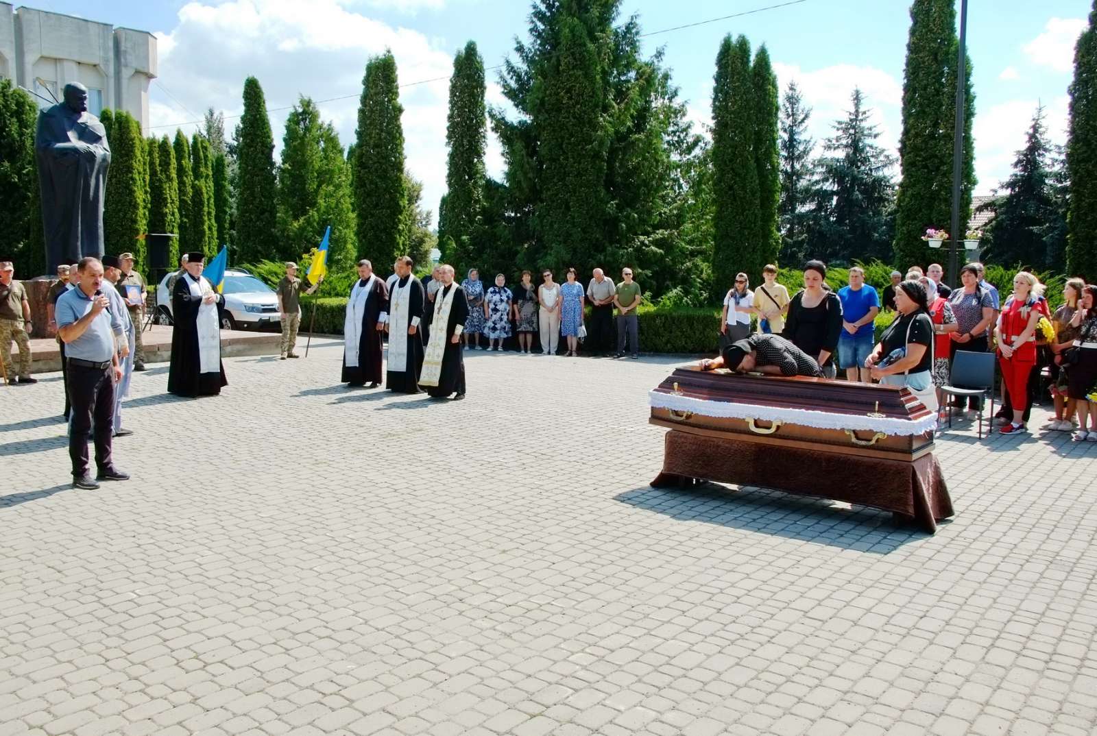 Новини Тернополя - фото з Шумськ навколішки зустрів загиблого Героя Петра Петрука На зображенні може бути: 17 людей та могила невідомого солдата