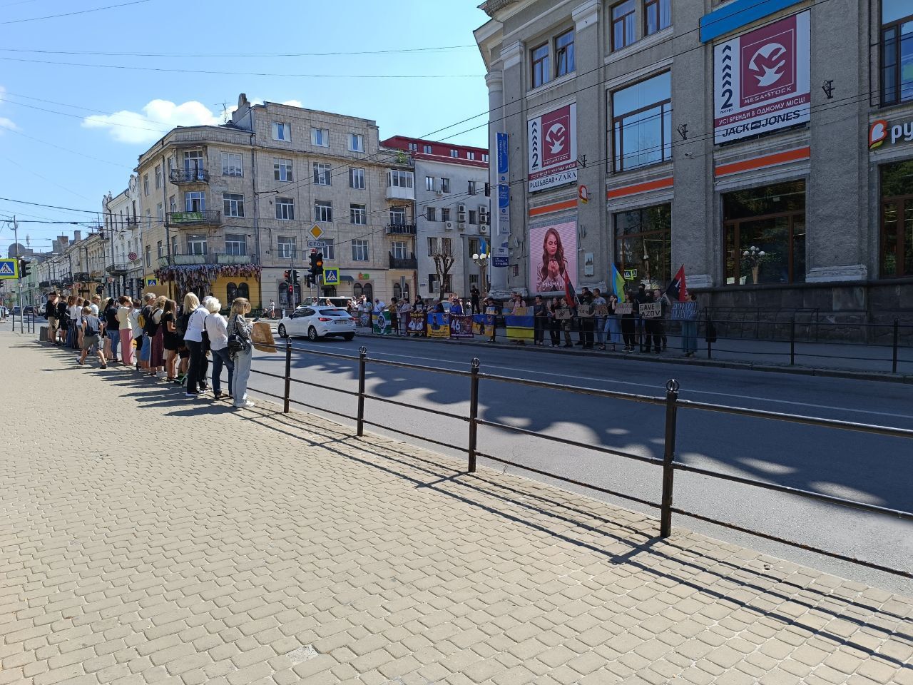 Новини Тернополя - фото з «Не мовчи»: акцію-нагадування про військовополонених провели у Тернополі