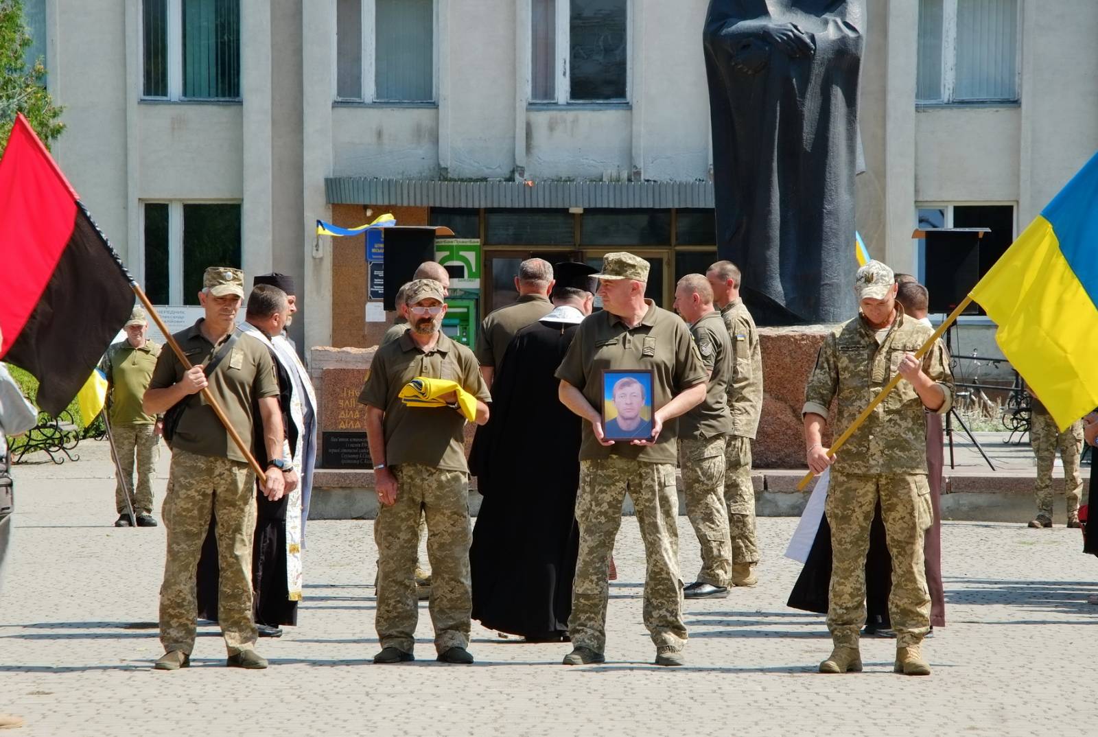Новини Тернополя - фото з Шумськ навколішки зустрів загиблого Героя Петра Петрука На зображенні може бути: 8 людей та Бранденбурзькі ворота