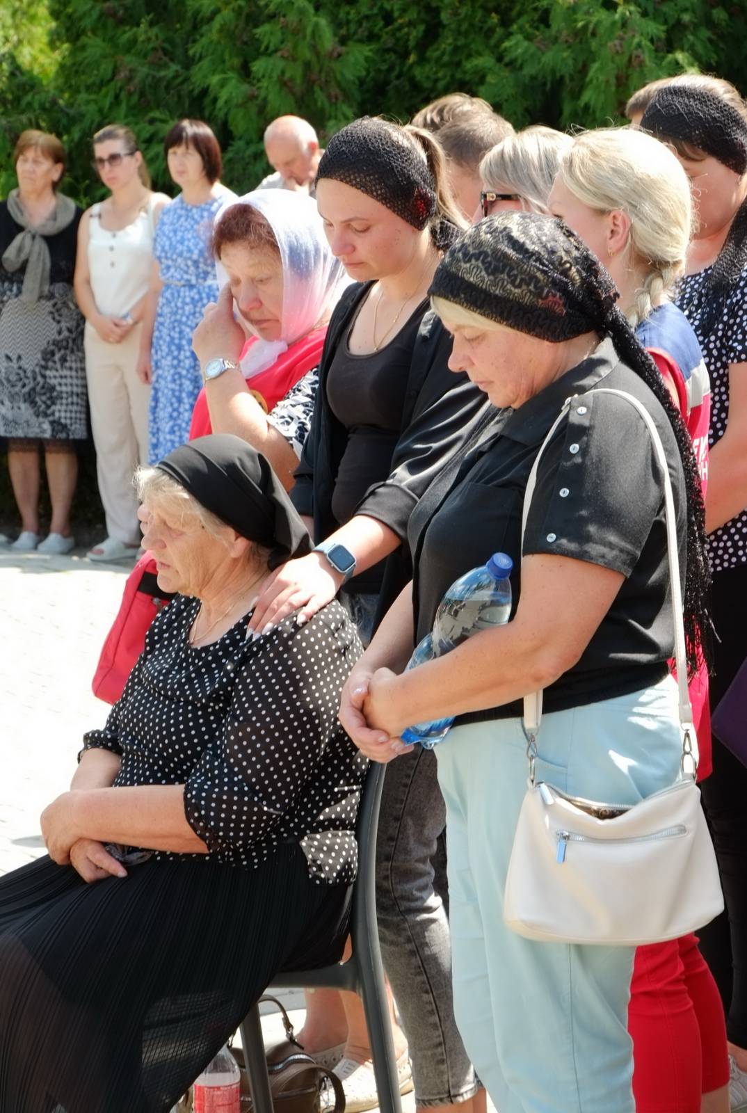 Новини Тернополя - фото з Шумськ навколішки зустрів загиблого Героя Петра Петрука На зображенні може бути: 6 людей