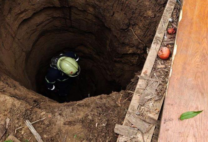 Новини Вінниці - фото з У Могилів-Подільському врятували пенсіонерку, яка впала до вигрібної ями