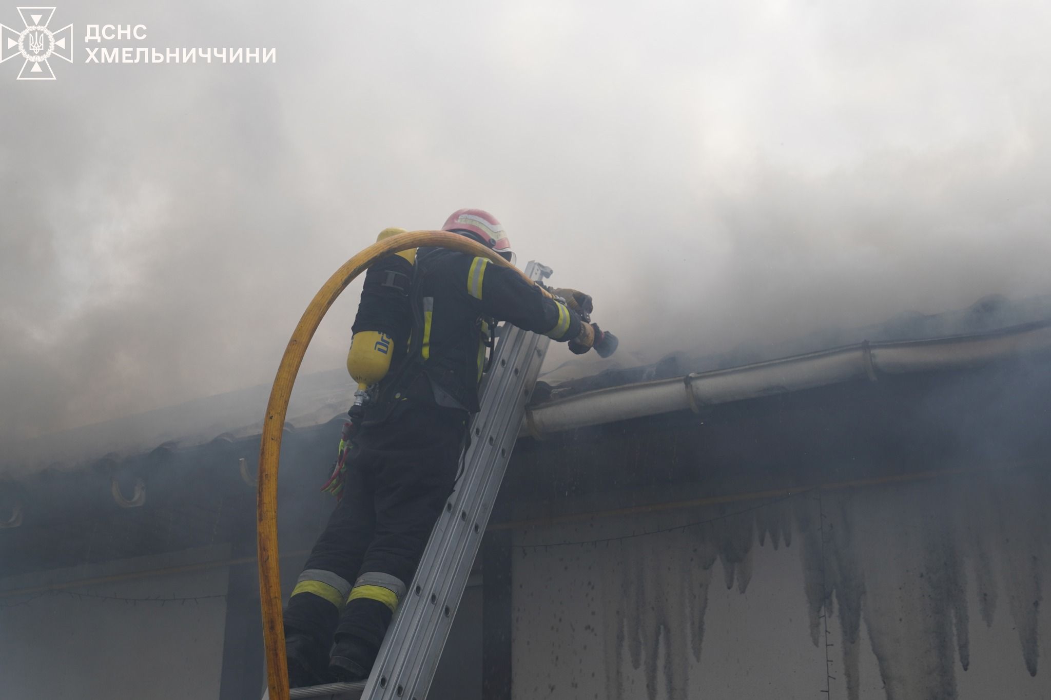 Новини Хмельницького - фото з У Стуфчинцях палав двохповерховий будинок (ФОТО, ВІДЕО)
