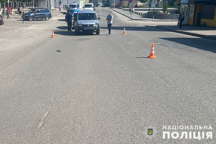 Новини Тернополя - фото з В аварії на Кременеччині травмувався 14-річний водій мотоцикла: в'їхав у припарковане авто шість дтп з потерпілими трапилися на тернопільщині за вихідні: поліцейські встановлюють обставини