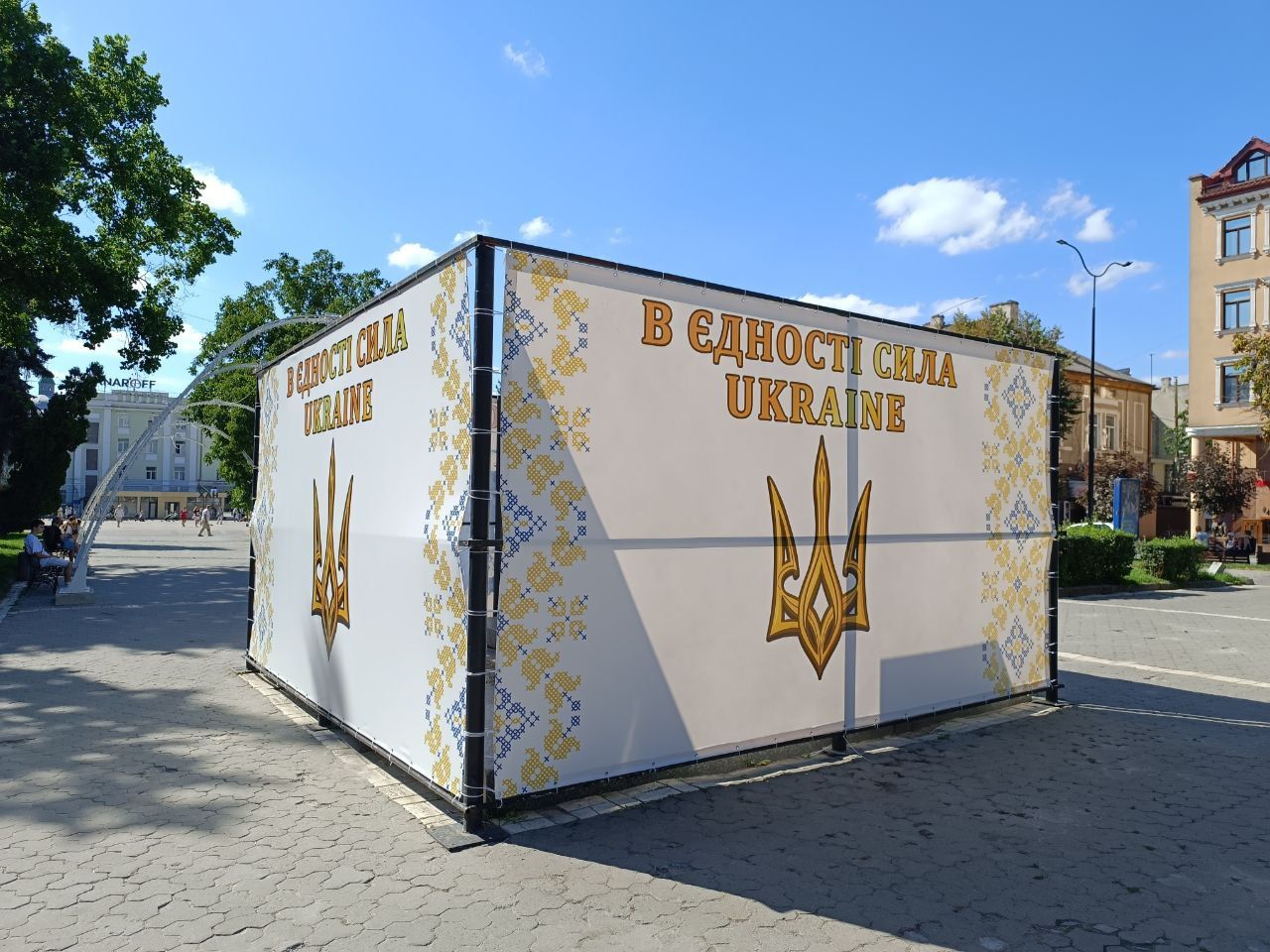 Новини Тернополя - фото з Навколо постаменту, де був пам'ятник Пушкіну, з'явився новий банер: який вигляд має