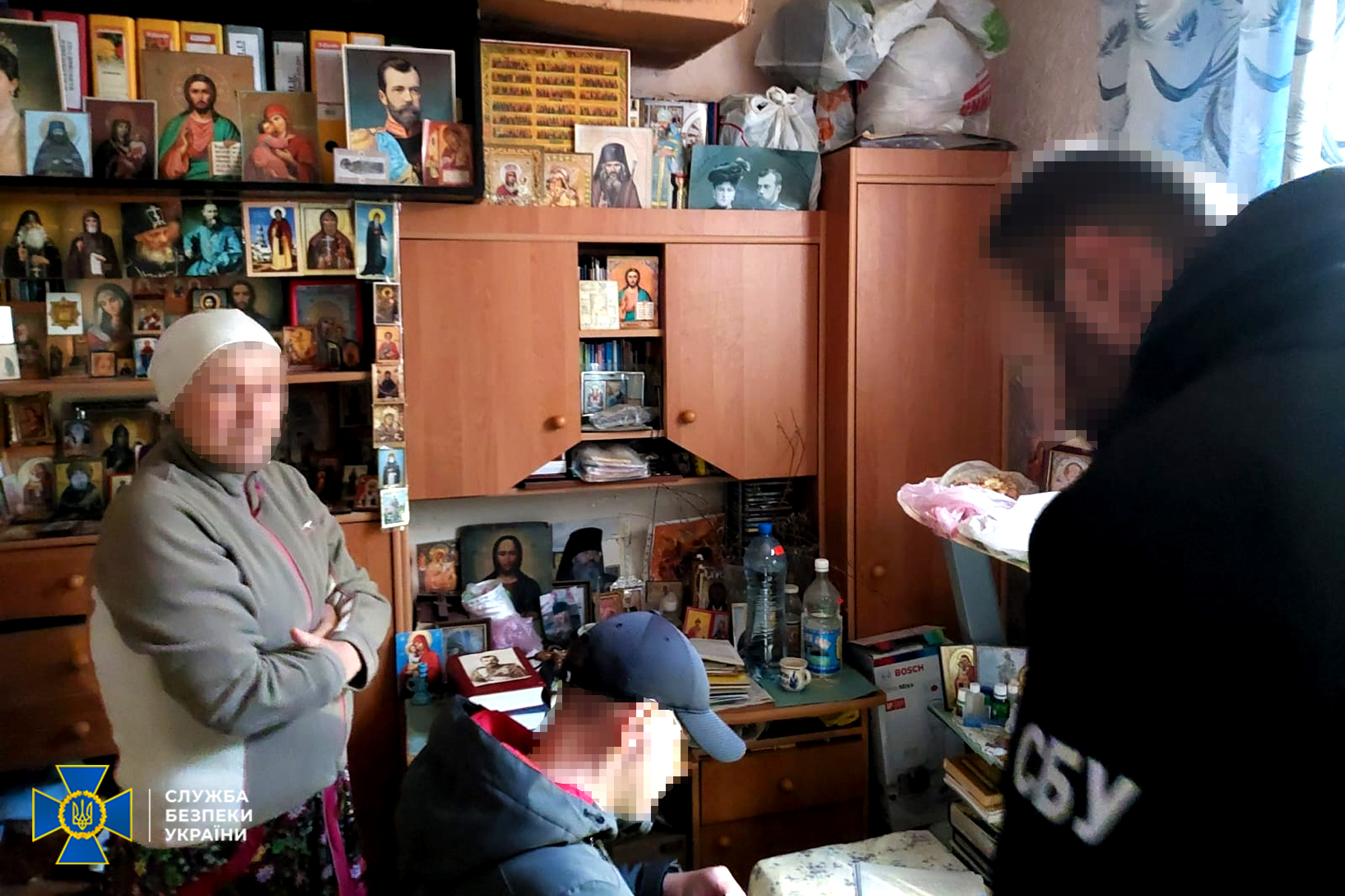 Новини Тернополя - фото з Приїхала відвідати Почаївську лавру: мешканці Дніпра вручили підозру за проросійську пропаганду На зображенні може бути: 8 людей, телевізор та текст