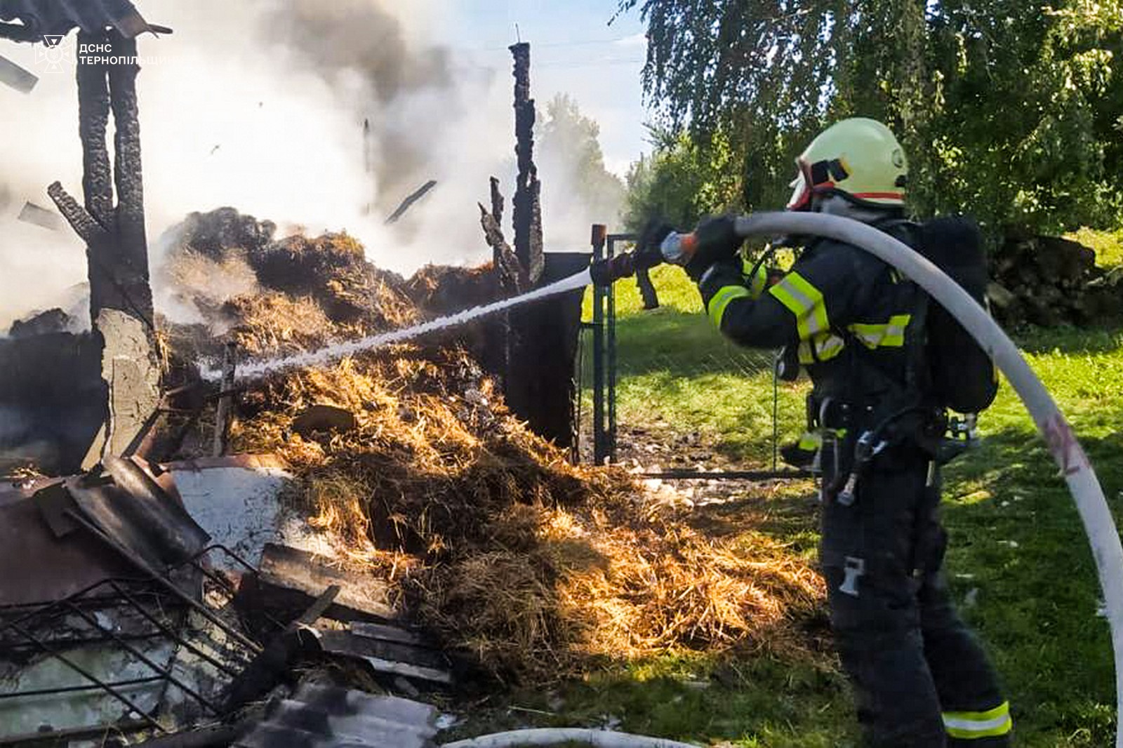 Новини Тернополя - фото з У Чорткові посеред дороги загорівся автомобіль На зображенні може бути: 1 особа, вогонь та текст