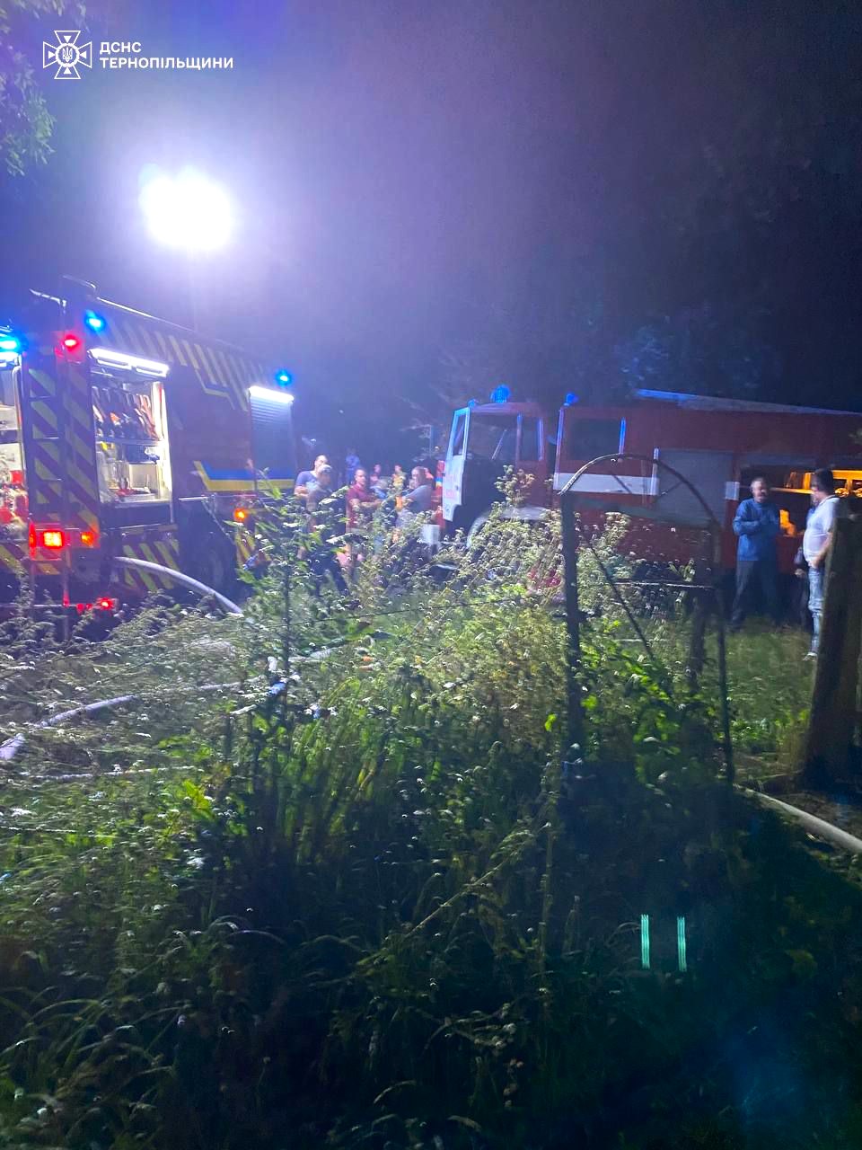 Новини Тернополя - фото з На Теребовлянщині вночі горів будинок На зображенні може бути: 6 людей, освітлення та швидка допомога