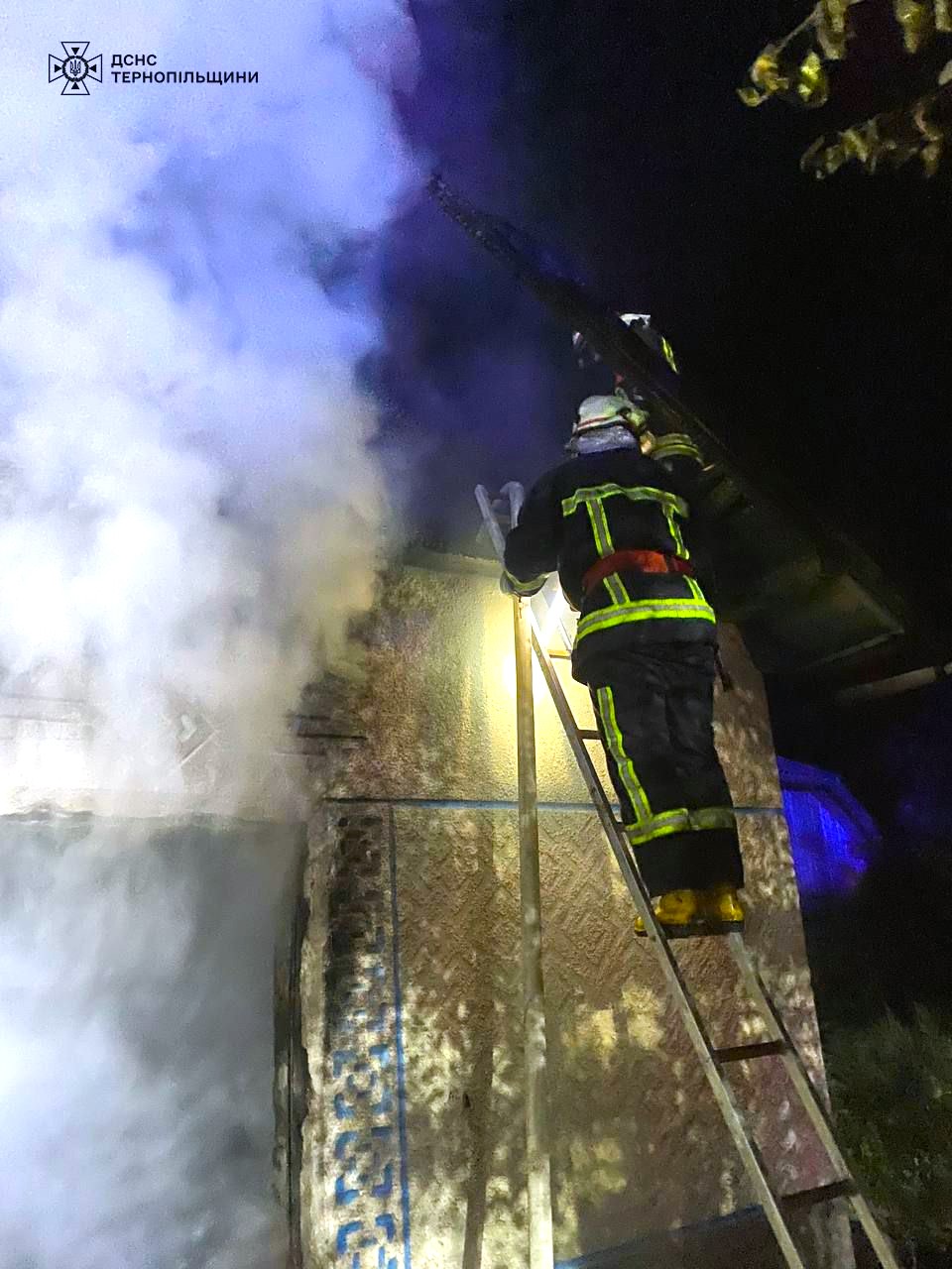 Новини Тернополя - фото з На Теребовлянщині вночі горів будинок На зображенні може бути: 1 особа та текст